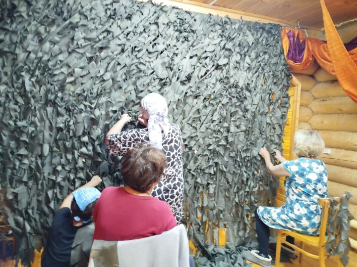 Якты Көн авылы халкы маскировка өчен челтәр үрә