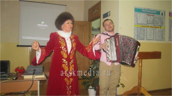 Шекә башлангыч мәктәбе укучылары авылдашлары Гөлзадә Сафиуллина белән очрашты