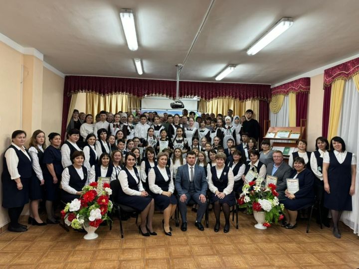 Арчаның 7 нче мәктәбендә олимпиада җиңүчеләрен һәм призчыларны котладылар