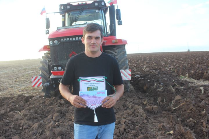 Арчада алдынгы механизаторларны бүләкләделәр