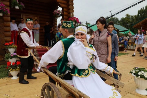 Гореф-гадәтләр елы уңаеннан арчалар Казан Сабантуенда никах күренешен тәкъдим итте