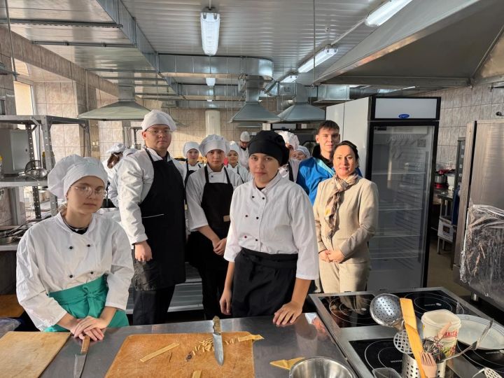 Махсус хәрби операциядә хезмәт итүчеләргә 165 кг чәк-чәк әзерләнде
