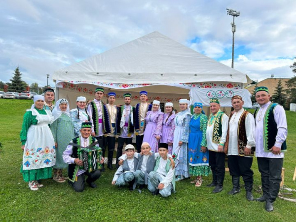 «Хәзинә» фольклор коллективы Казанда «Солдатка озату» күренешен тәкъдим итте