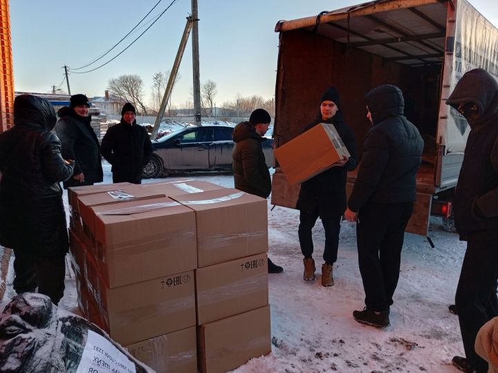 Арчадан махсус хәрби операция зонасындагы хәрбиләргә чәкчәк төялгән машина юл ал