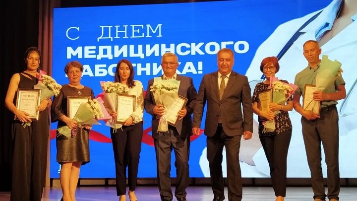 Район медицина хезмәткәрләре һөнәри бәйрәмнәрен билгеләп үттеләр 