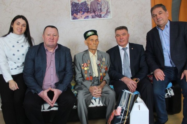 Ветеранга бүләкләр