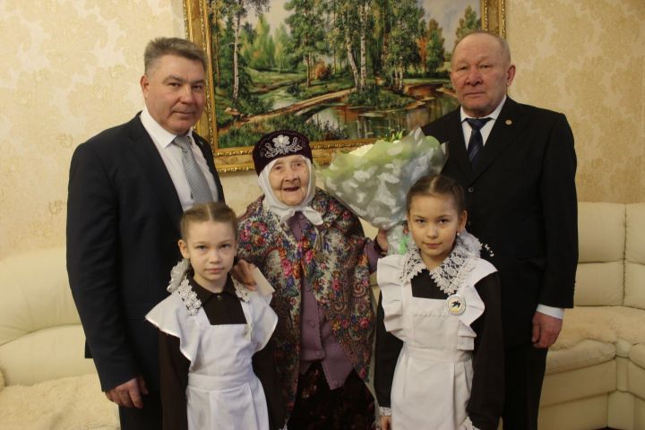 Авылның ак әбие