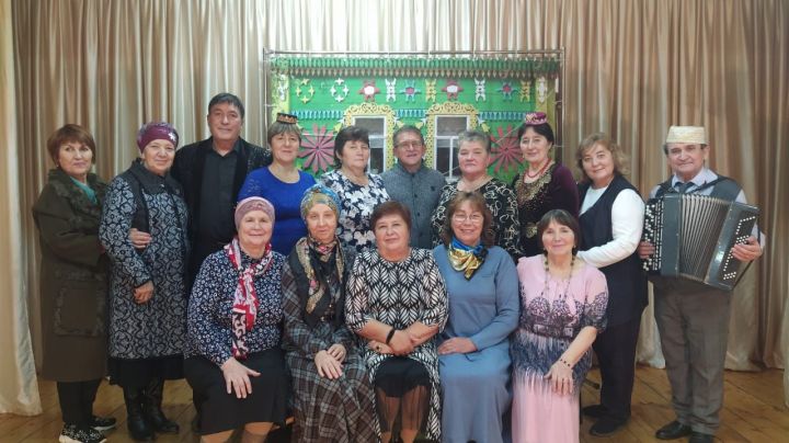 Курса Почмак авылында яраткан җырчыбыз Фердинанд Фәтхи һәм Иске Ашыт Сәяра халык театры артистлары өлкәннәргә менә дигән ял бүләк иттеләр 